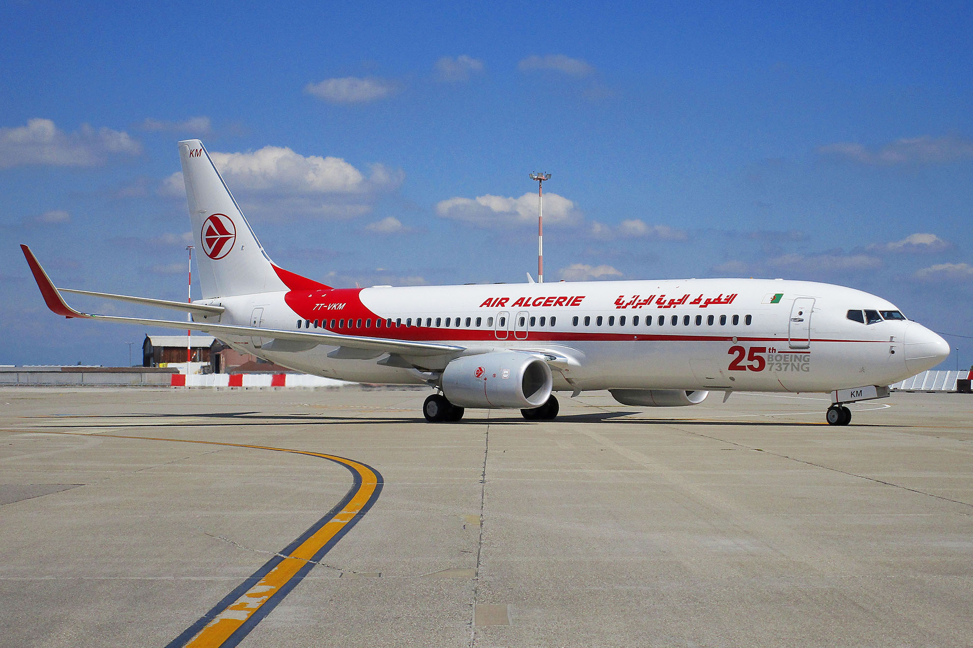 ./assets/img/aircraft/7T-DAH-B738-5.jpg