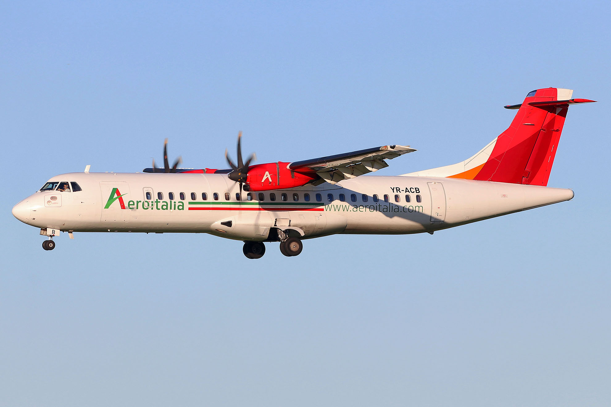 ./assets/img/aircraft/I-AEZ-ATR72-1.jpg