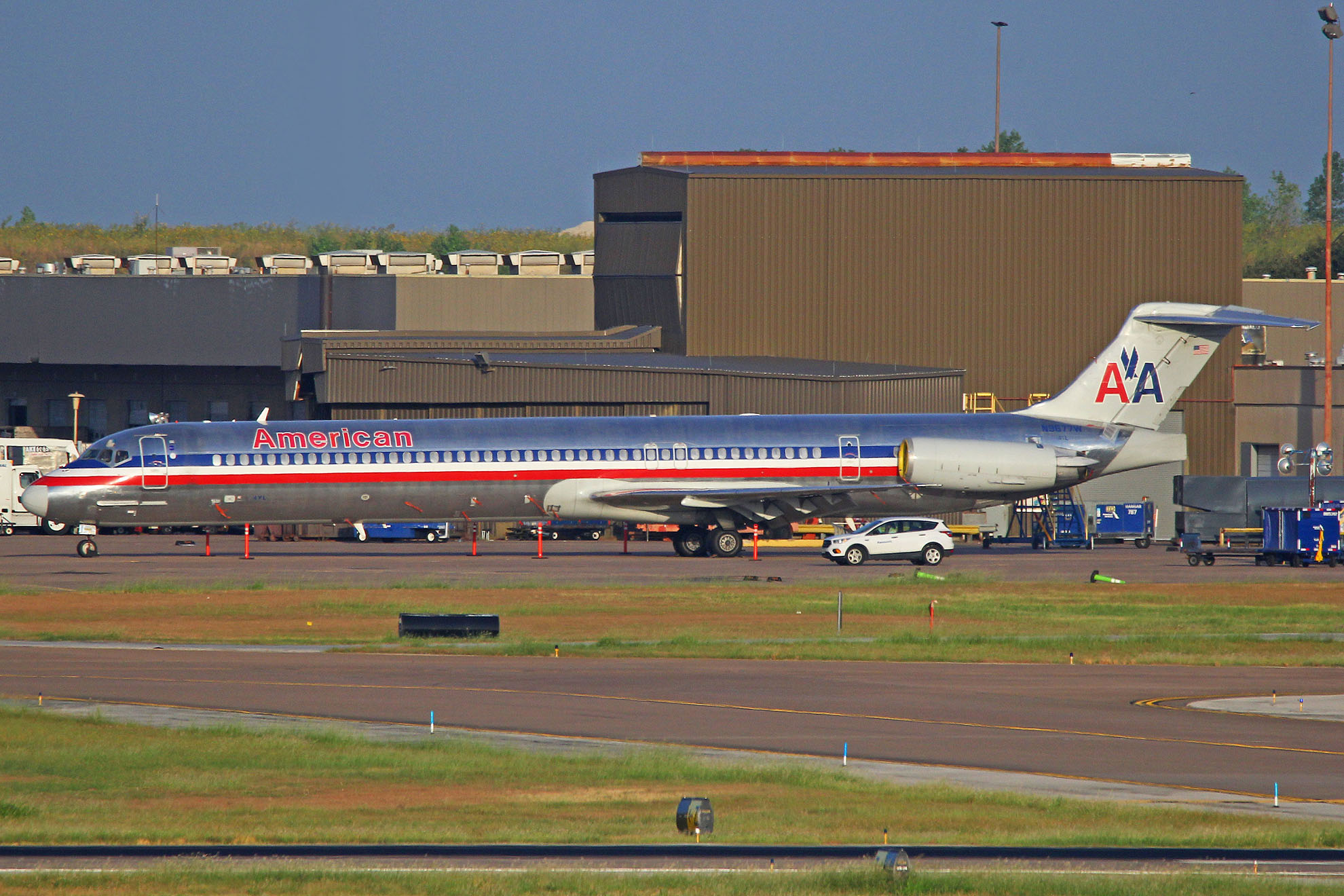./assets/img/aircraft/N-AAL-MD83-1.jpg
