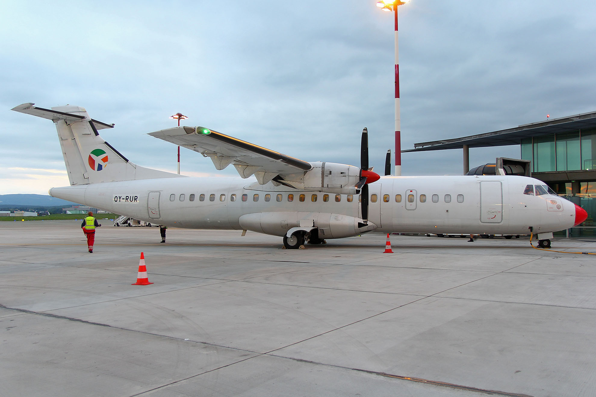 ./assets/img/aircraft/OY-DTR-ATR72-2.jpg