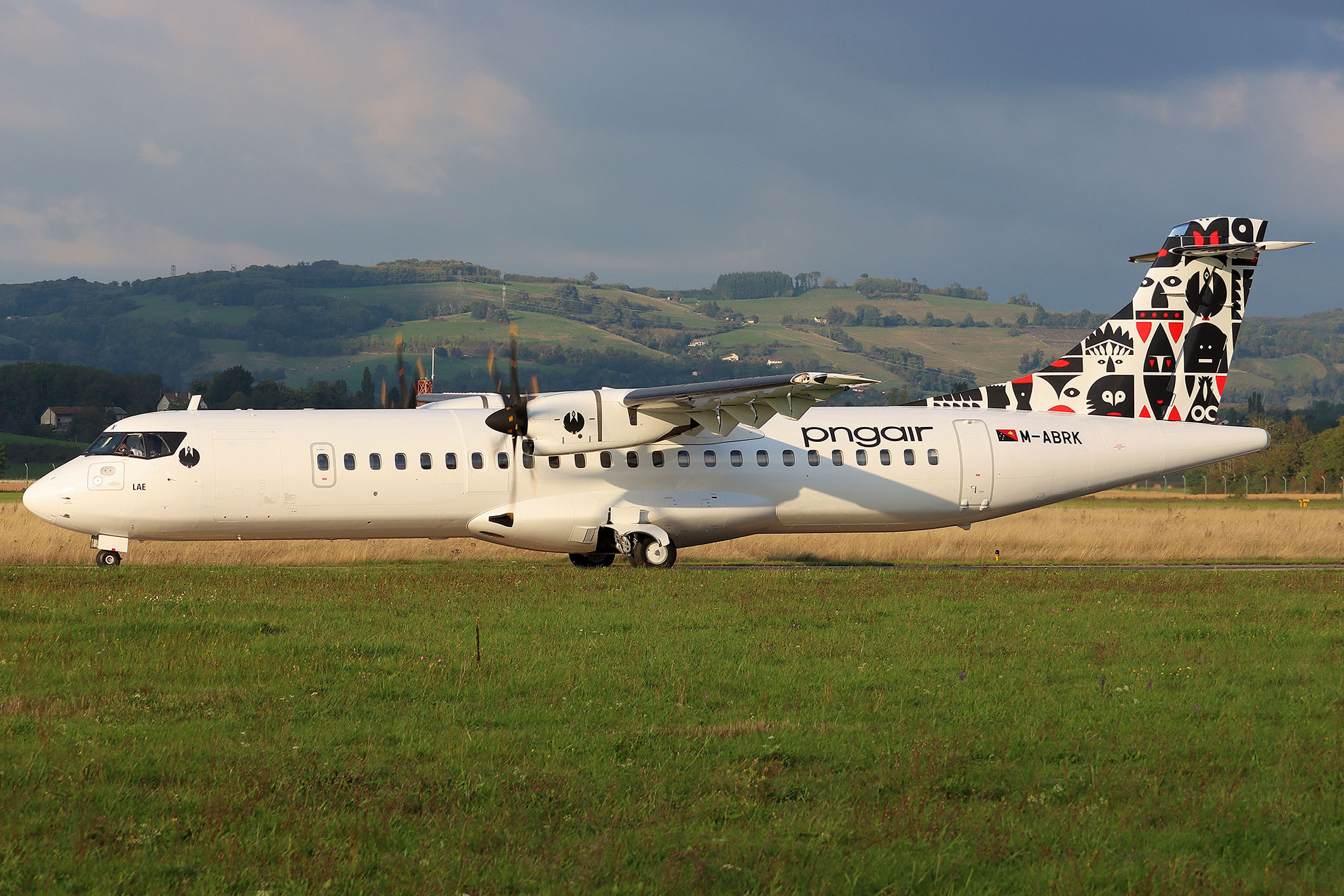 ./assets/img/aircraft/P2-TOK-ATR72-1.jpg