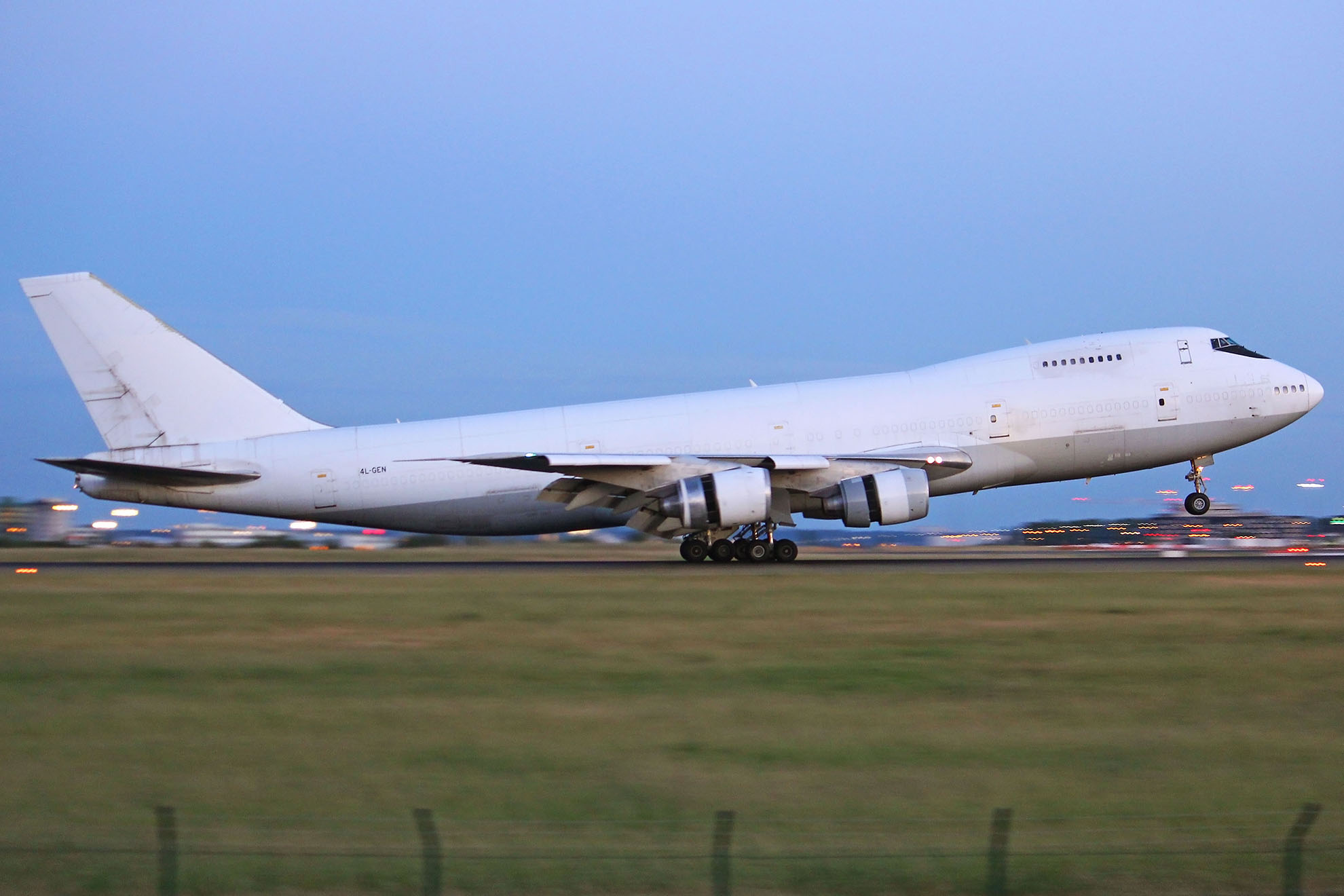 ./assets/img/aircraft/4L-GEL-B742-1.jpg