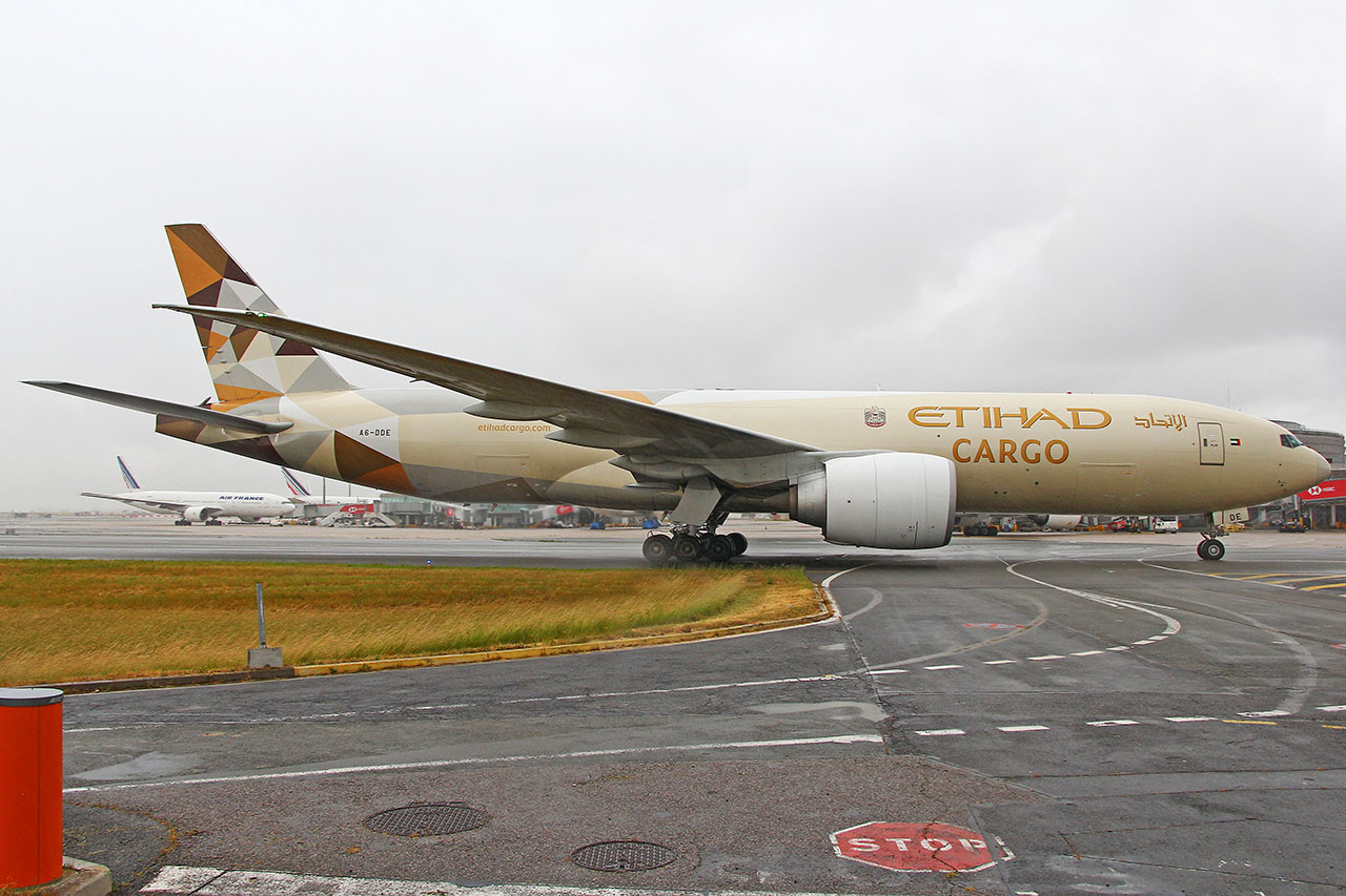 ./assets/img/aircraft/A6-ETD-B772-4.jpg