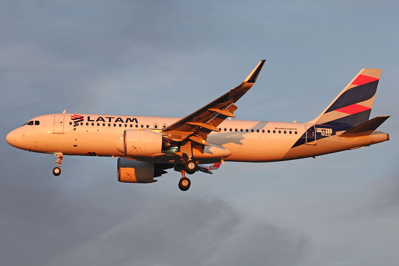 ./assets/img/aircraft/CC-LAN-A320-1.jpg