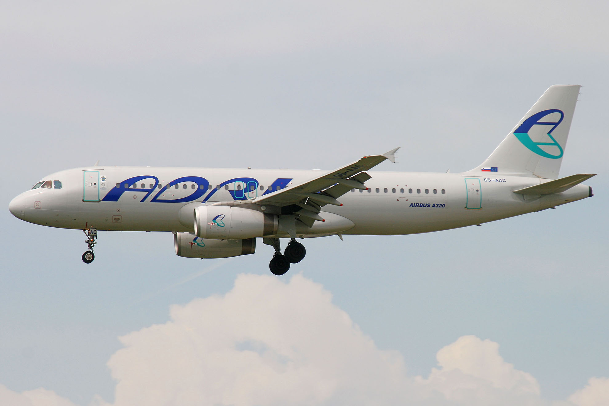 ./assets/img/aircraft/S5-ADR-A320-1.jpg