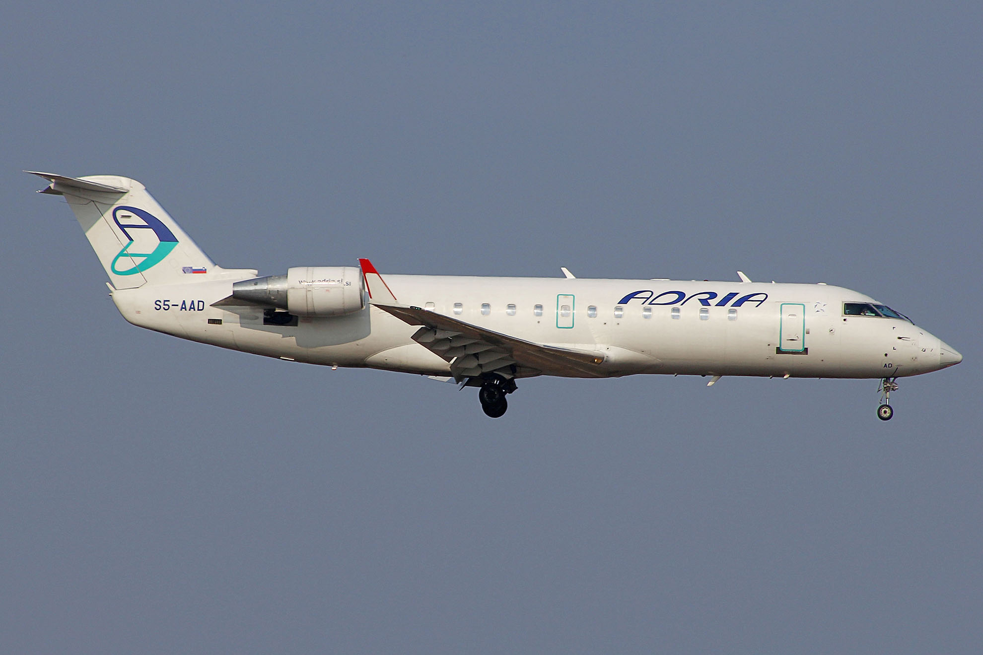 ./assets/img/aircraft/S5-ADR-CRJ2-1.jpg