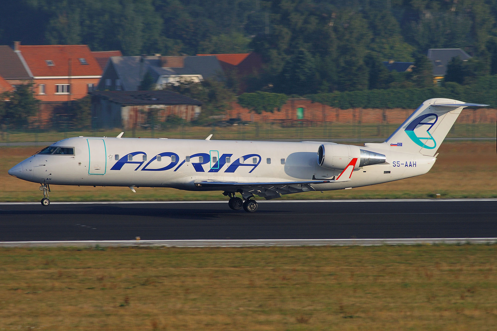 ./assets/img/aircraft/S5-ADR-CRJ2-2.jpg